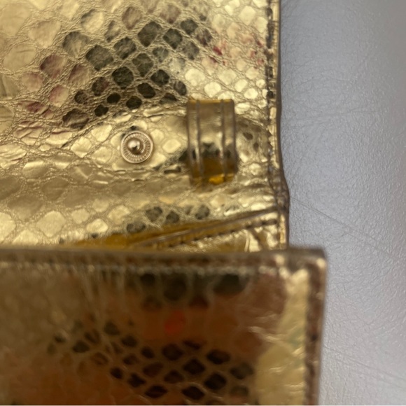 Michael Kors Gold Hand Bag
Magnetic Snap
Detachable Strap - Picture 11 of 14